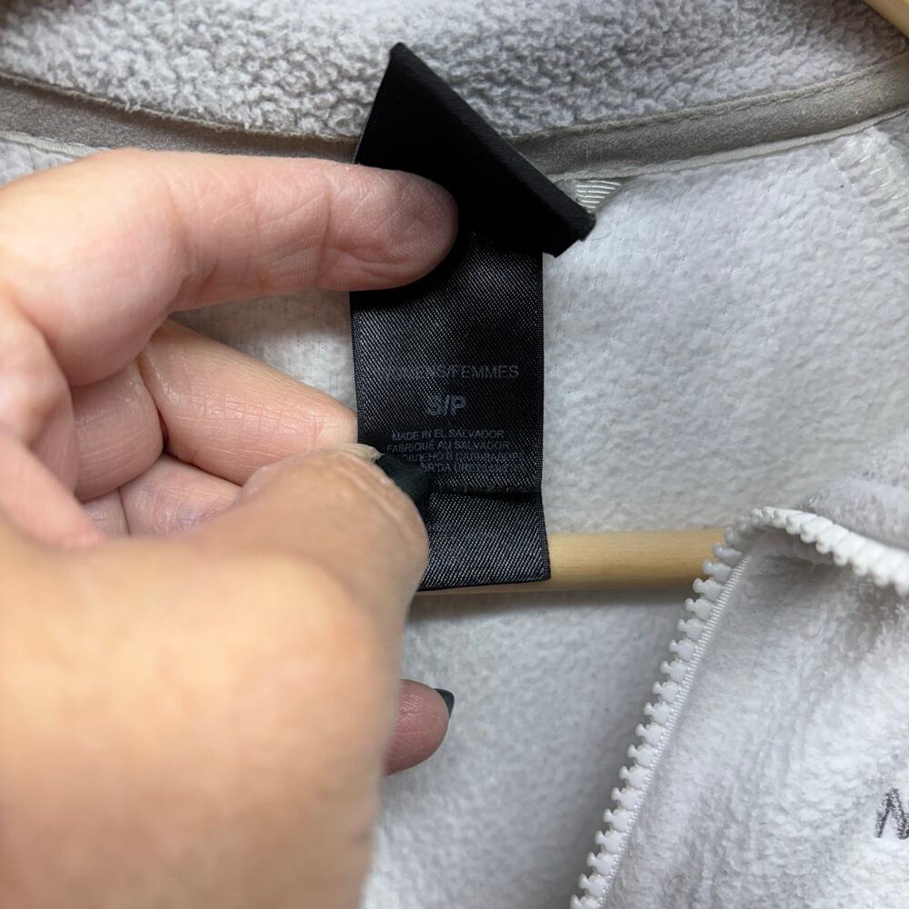 The North Face Fleece Jacket - Size Small - Perfect for Fall - Picture 4 of 9